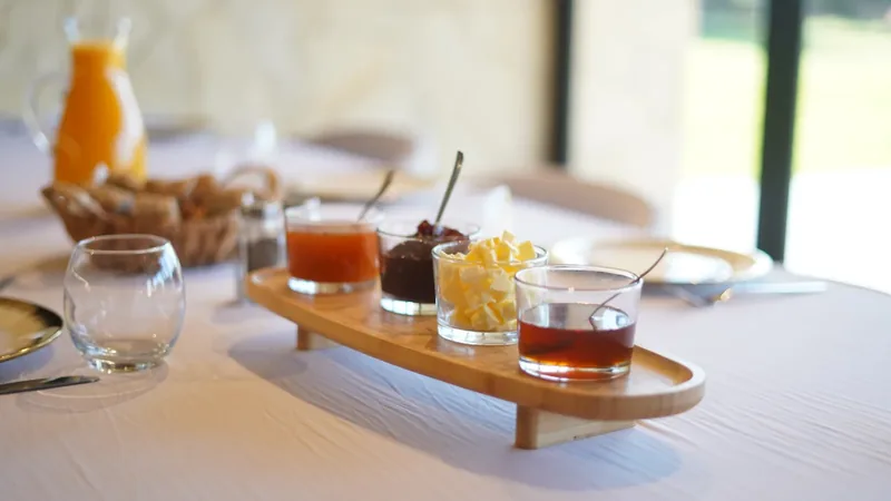Une table dressée pour le petit déjeuner