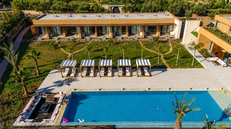 La piscine et les suites, vues de jour
