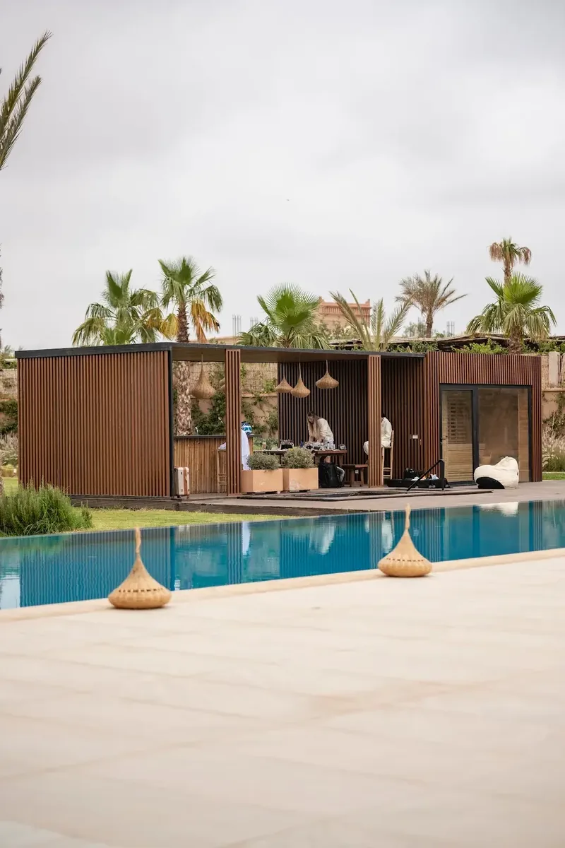 Un aménagement au bord de la piscine