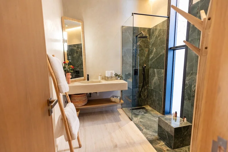 Salle de bain avec douche à l’italienne